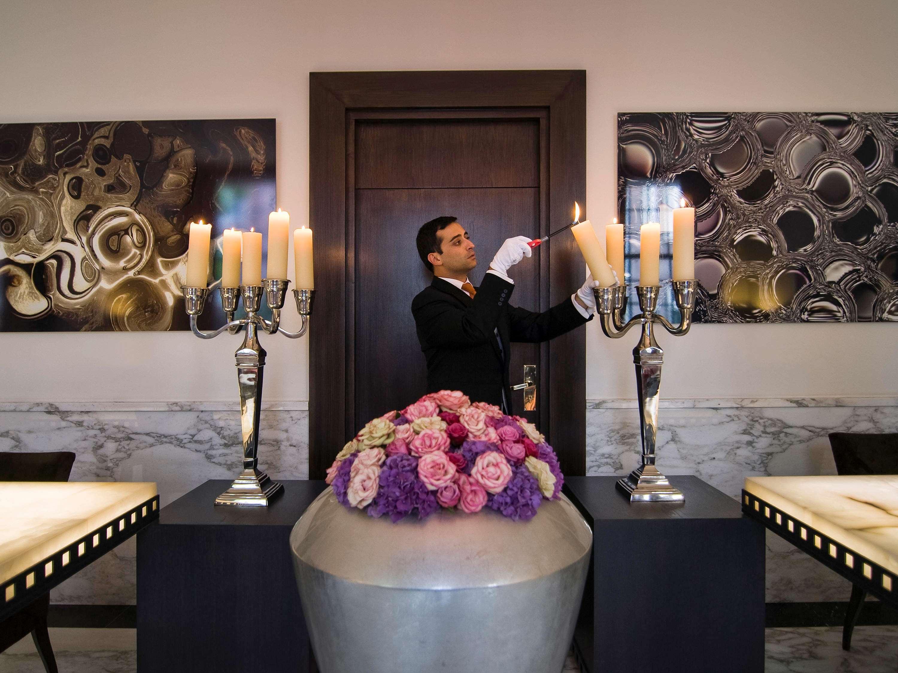 Sofitel Legend The Grand Amsterdam Hotel Exterior photo A doorman at the Four Seasons Hotel in London