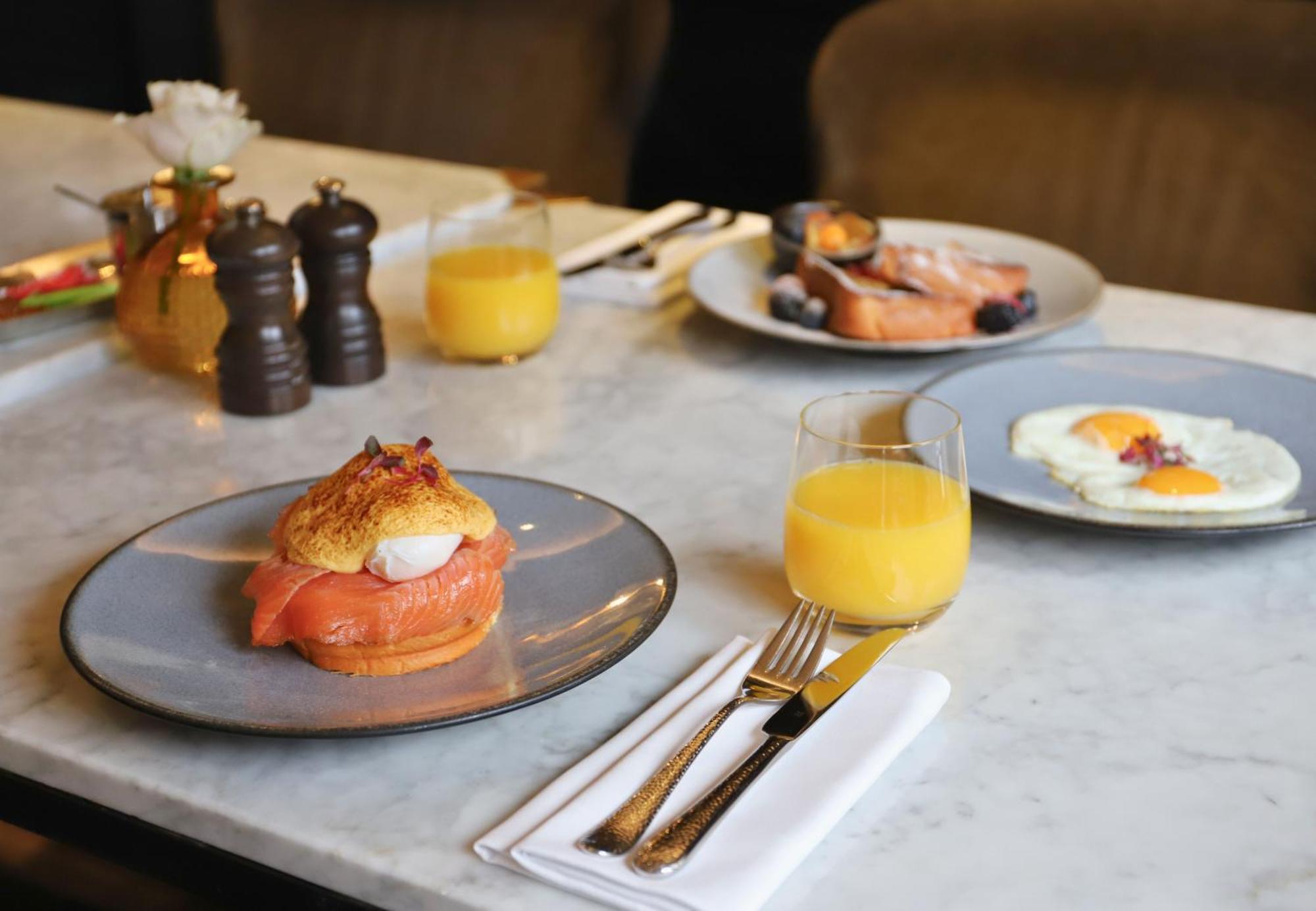 Sofitel Legend The Grand Amsterdam Hotel Exterior photo Breakfast at the hotel